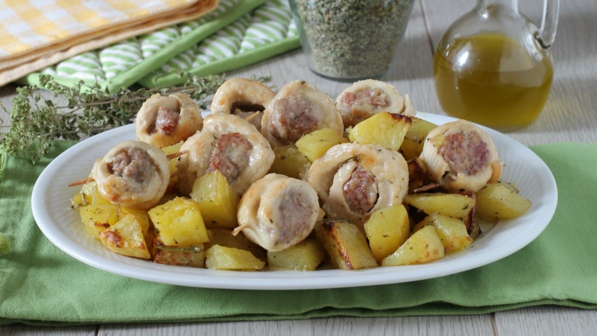 Rouleaux de poulet et saucisses avec pommes de terre au four