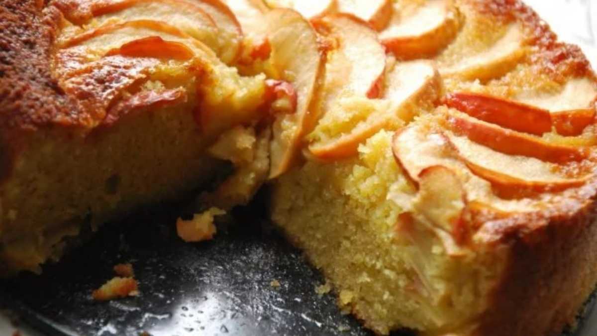 Gâteau aux pommes avec ingrédients simples