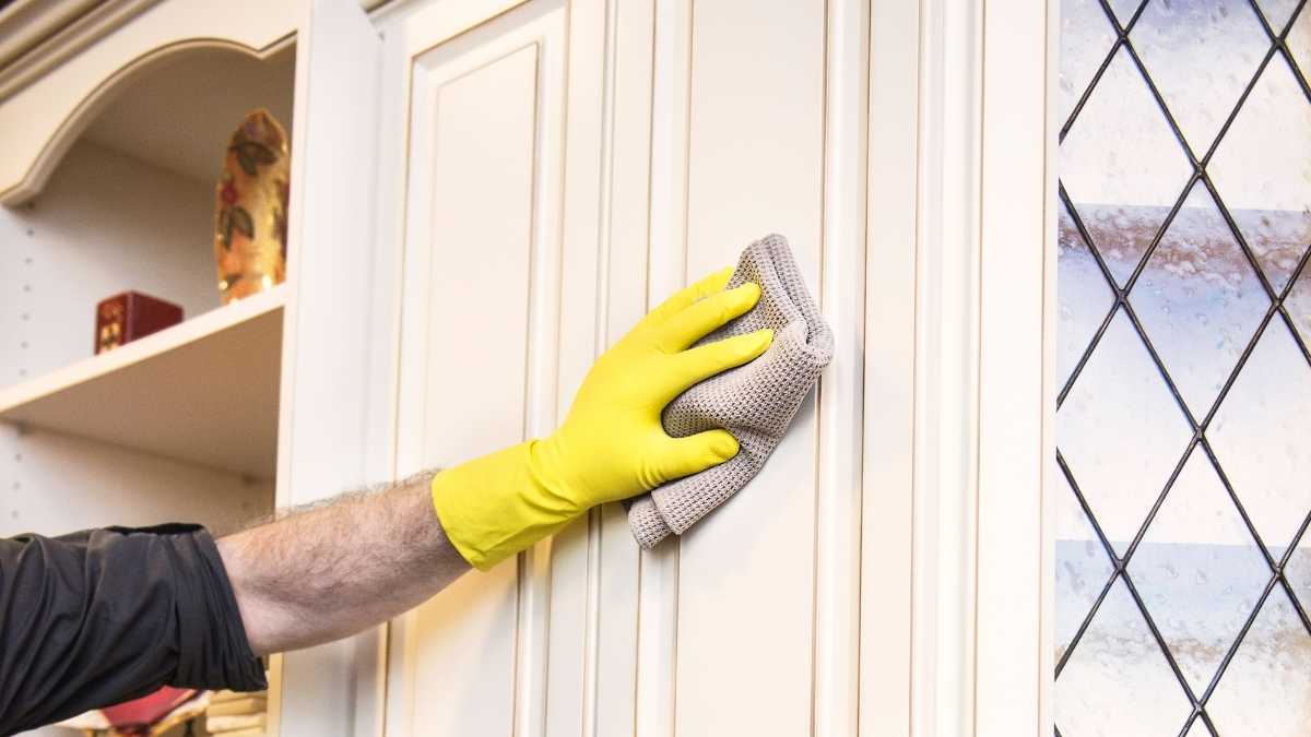 Nettoyer les portes de vos armoires en bois
