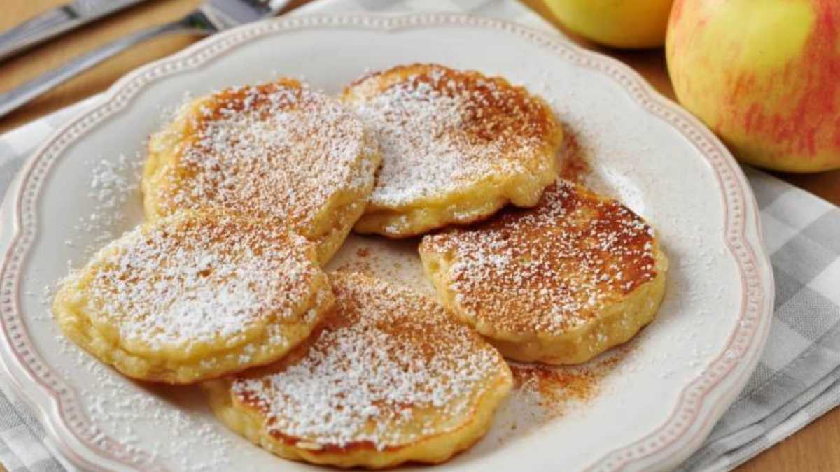 Pancakes aux pommes, les crêpes qui se préparent rapidement en 5 minutes.