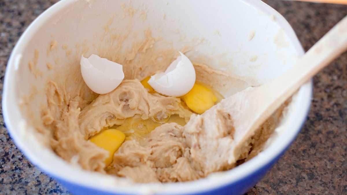 retirez facilement une coquille d'œuf de votre pâte à frire