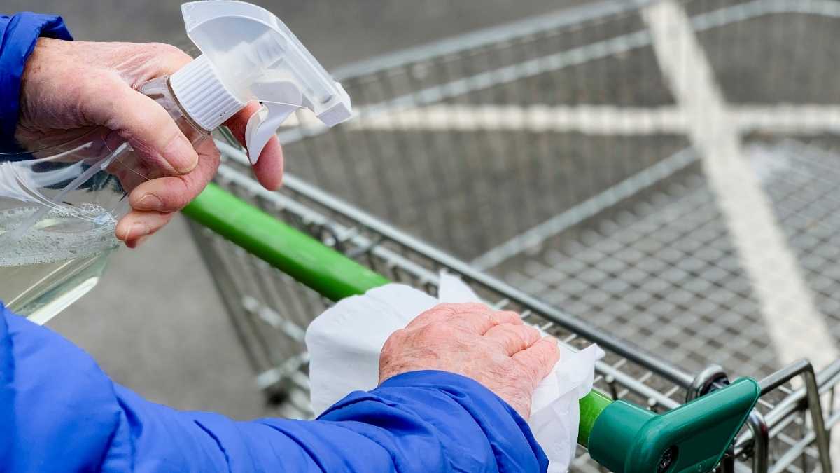 Est-il préférable de désinfecter un chariot de supermarché ou non