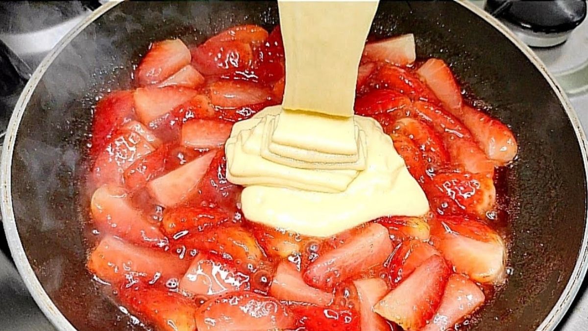 Gâteau aux fraises à la poêle, prêt en quelques minutes