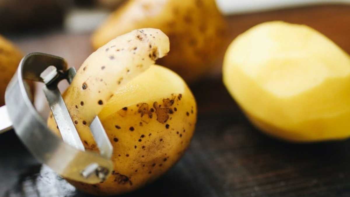 Ne jetez pas les pelures de pommes de terre elles sont très utiles ! Recyclez-les de cette façon