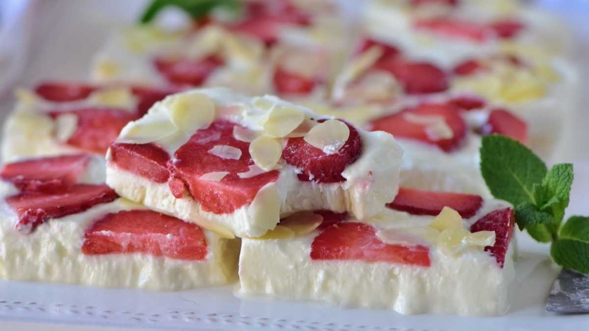 Barres glacées au yaourt aux fraises – recette facile en 5 minutes