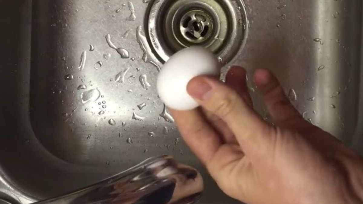 La meilleure astuce pour enlever la coquille d’un œuf en trois secondes