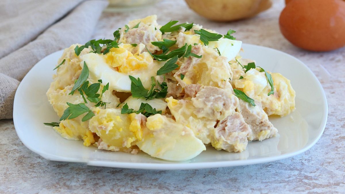 Salade de pommes de terre au thon et œufs – recette rapide, facile et savoureuse