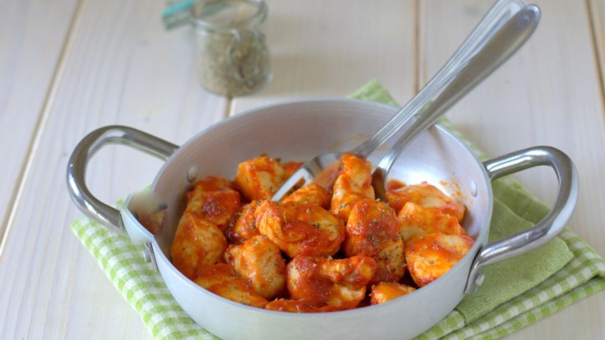 Poulet à la sauce tomate – recette facile et délicieuse