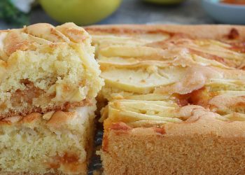 Gâteau aux pommes et à la confiture