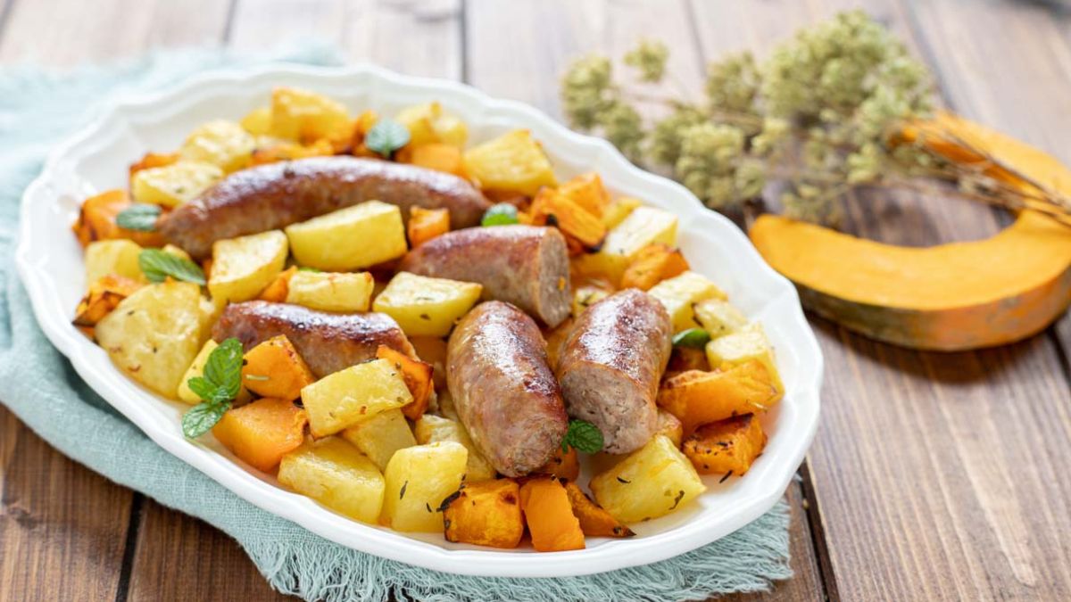 Pommes de terre, potimarron et saucisses au four – recette délicieuse