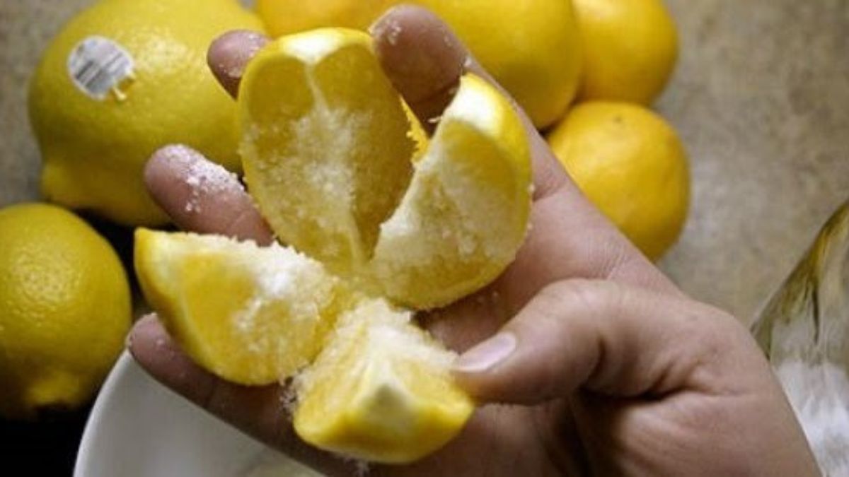 Un quartier de citron et du sel à mettre dans votre cuisine