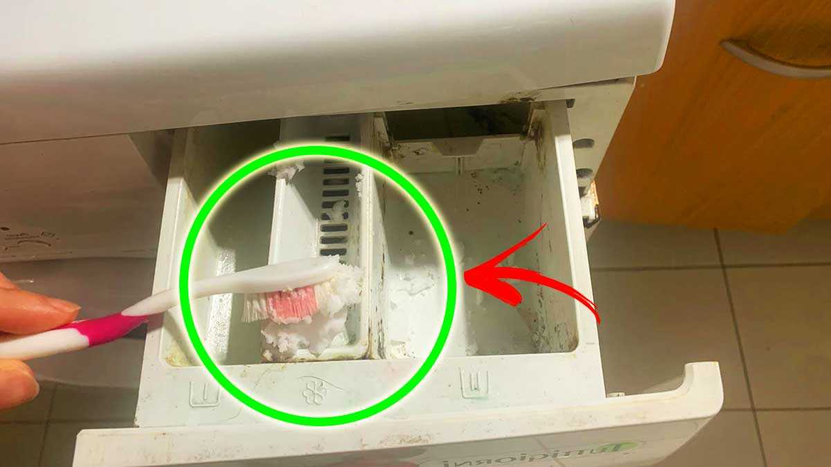 Comment enlever toute la saleté du tiroir de la machine à laver à l’aide d’une brosse à dents ?