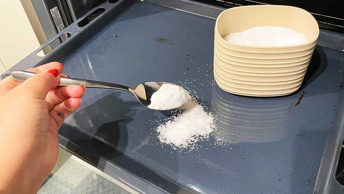 Mettez du sel dans votre four pour le nettoyer rapidement et sans effort !