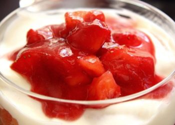 tiramisu aux fraises, crème de mascarpone et yaourt